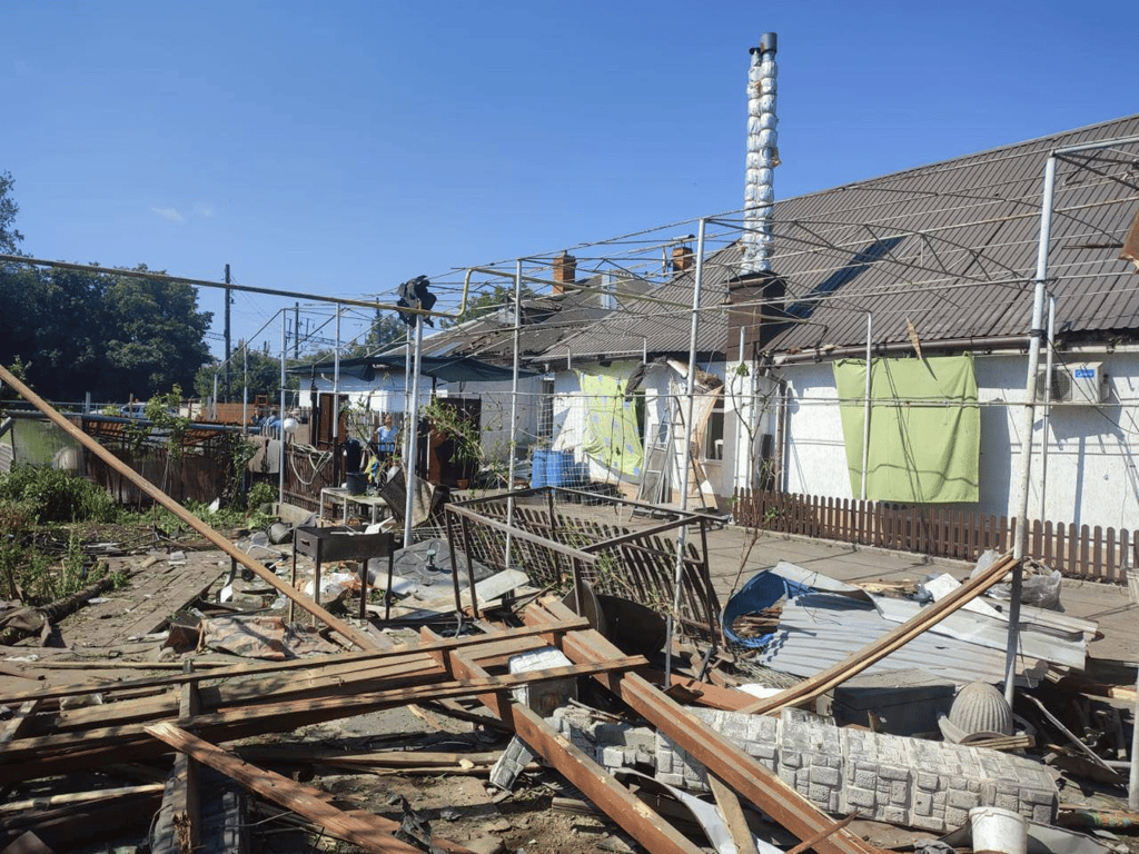 Дрони РФ за ніч пошкодили 20 будинків в Одесі — деталі - фото 1