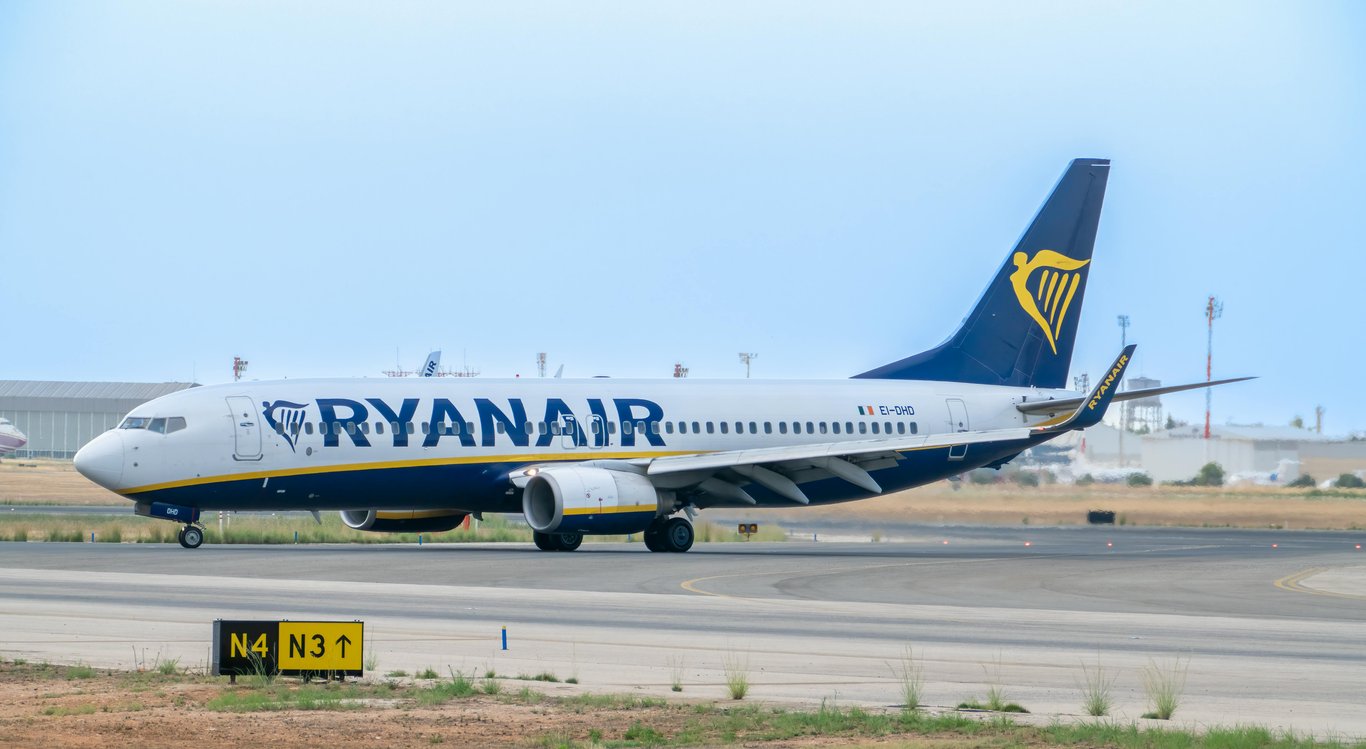 Ryanair дозволив деяким пасажирам брати в літак більше речей - фото 1