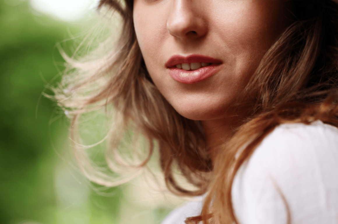 Ідеальні кольори помади для жінок 50+, що омолоджують - фото 2