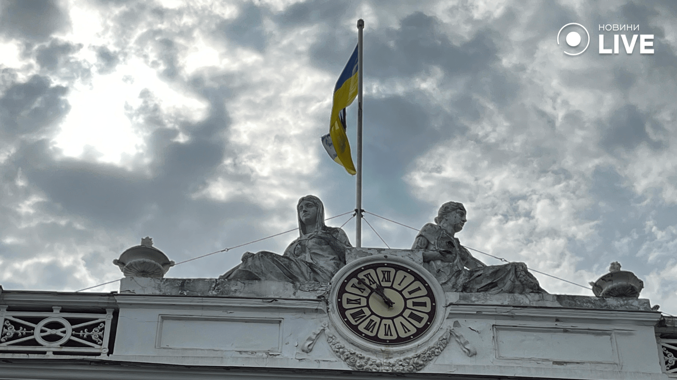  Український прапор майорить над будівлею в центрі Одеси
