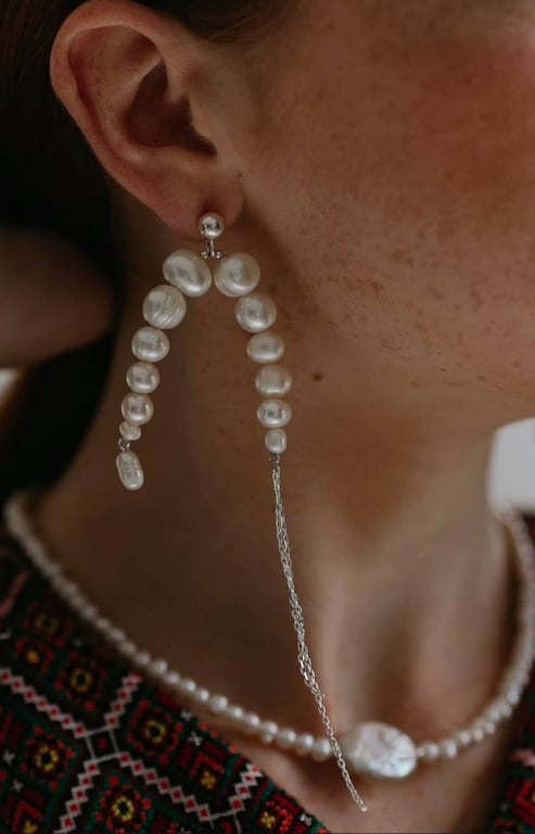 К массивным серьгам трудно даже подобрать образ.