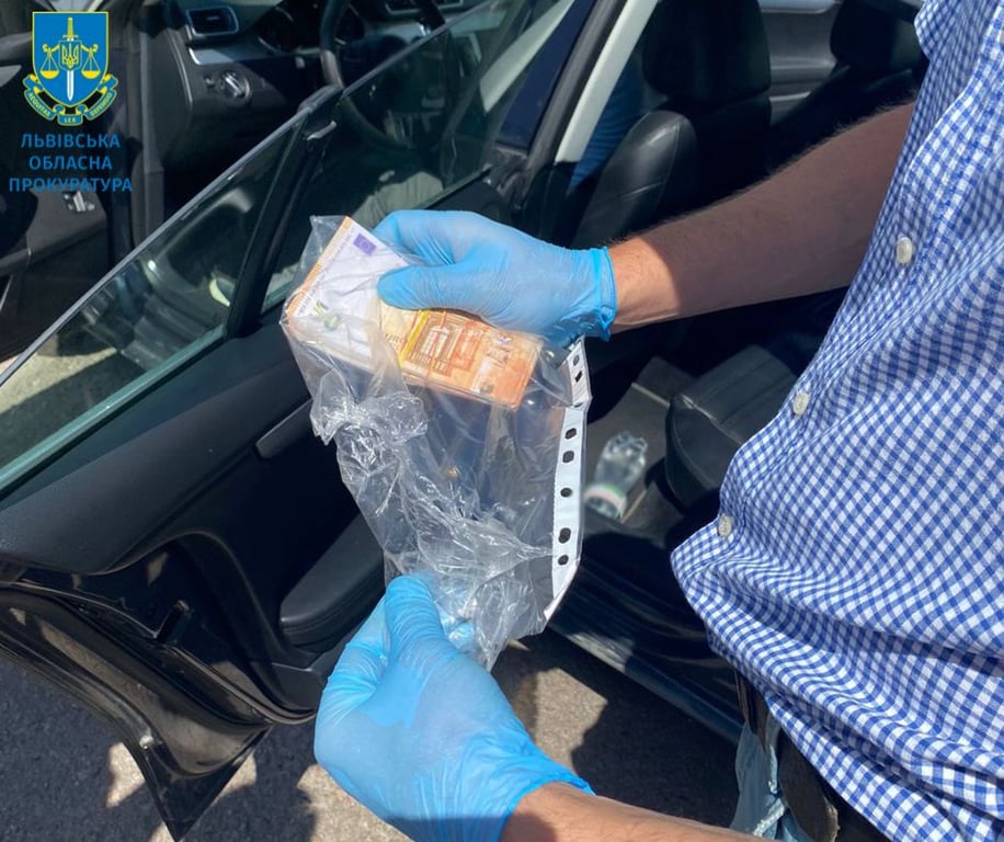 Вилучені гроші правоохоронцями. Фото: Львівська обласна прокуратура