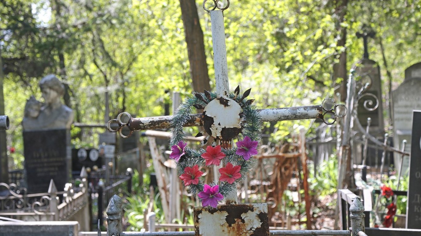 Наруга над могилами: на Одещині підлітки пошкодили надгробні пам’ятники