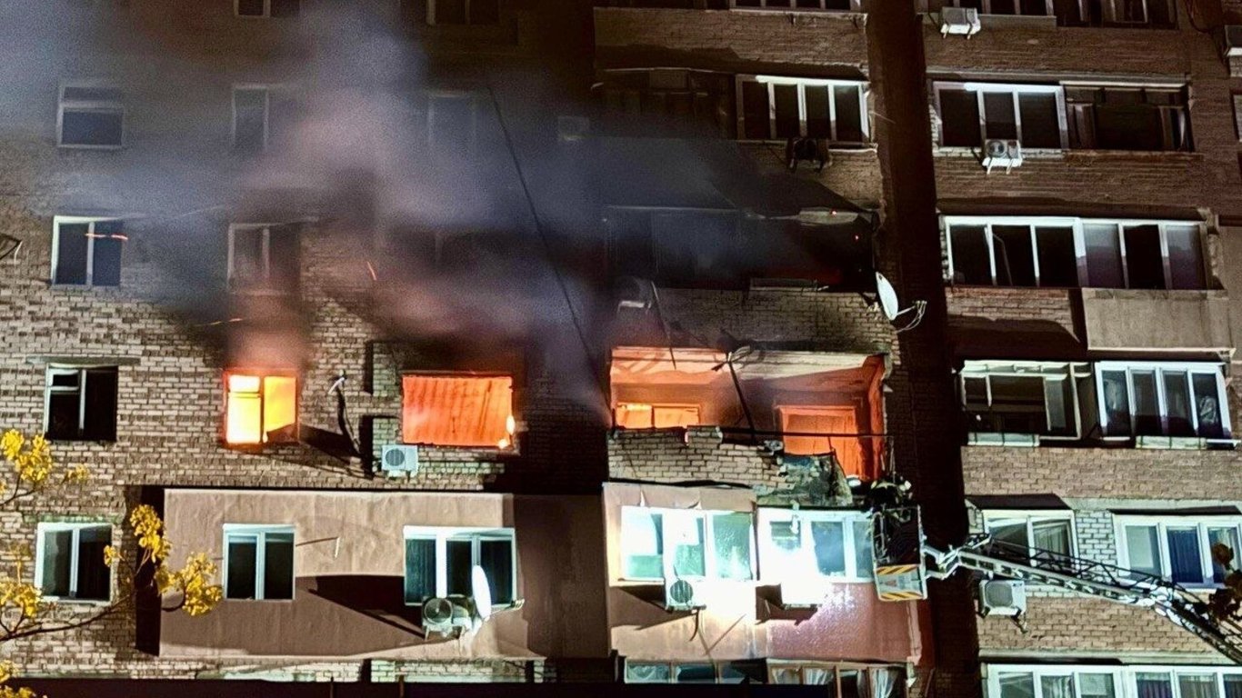РФ нанесла удар по Днепру: горит многоэтажка, есть пострадавшие