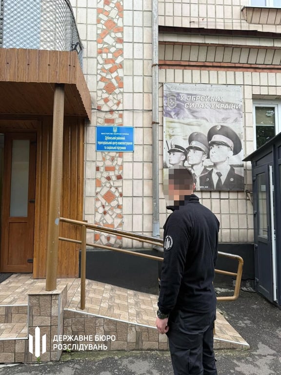 Працівники ТЦК примусово мобілізував чоловіка, застосувавши силу - фото 1