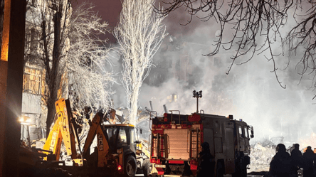 Обстрел многоэтажки в Харькове — фоторепортаж последствий - 304x171