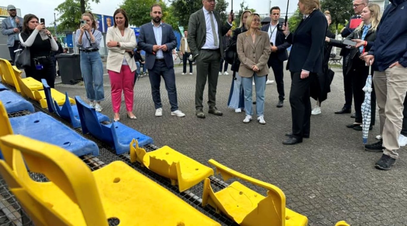 Инсталляция уничтоженного россиянами харьковского стадиона Солнечный в Берлине