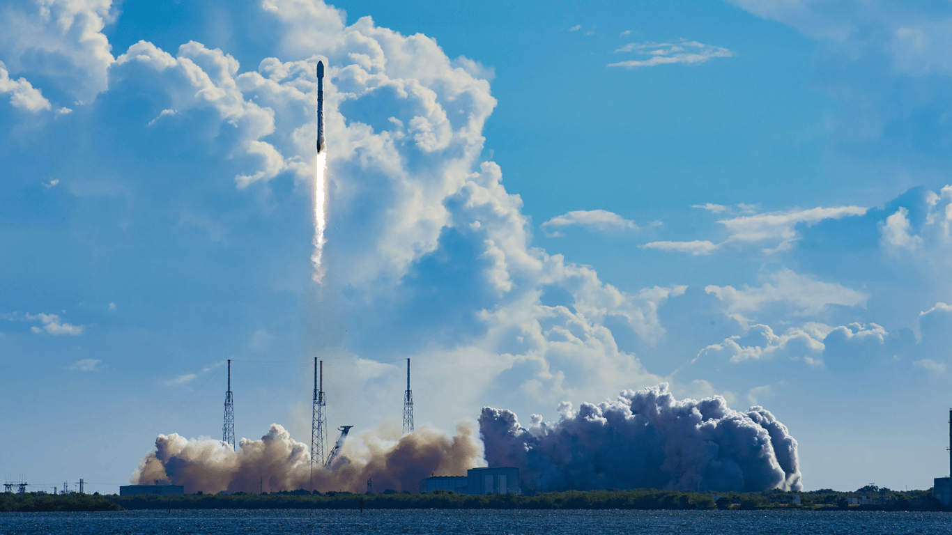 SpaceX снова запустит спутники Starlink: прямая трансляция