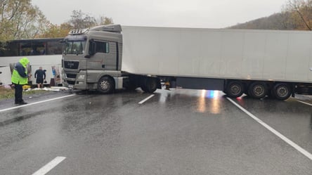 На трассе Киев — Чоп столкнулись грузовик и автобус, есть погибшие - 285x160