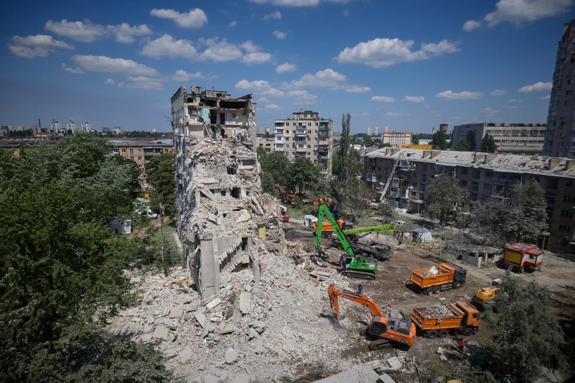 Розбір завалів у Дарницькому районі Києва