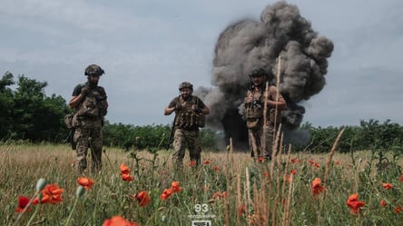 Зеленський в роковини Другої світової показав фото бійців, які повторюють подвиг героїв-попередників - 290x166