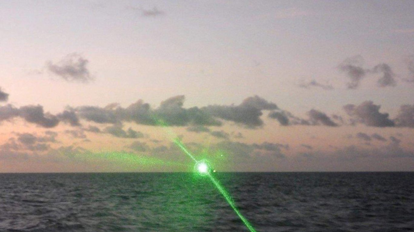 Китай нацелил военный лазер на судно береговой охраны Филиппин