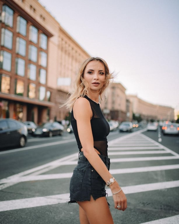 Зірка "Жіночого кварталу" в ультракоротких шортах прогулялася центром Києва - фото 2
