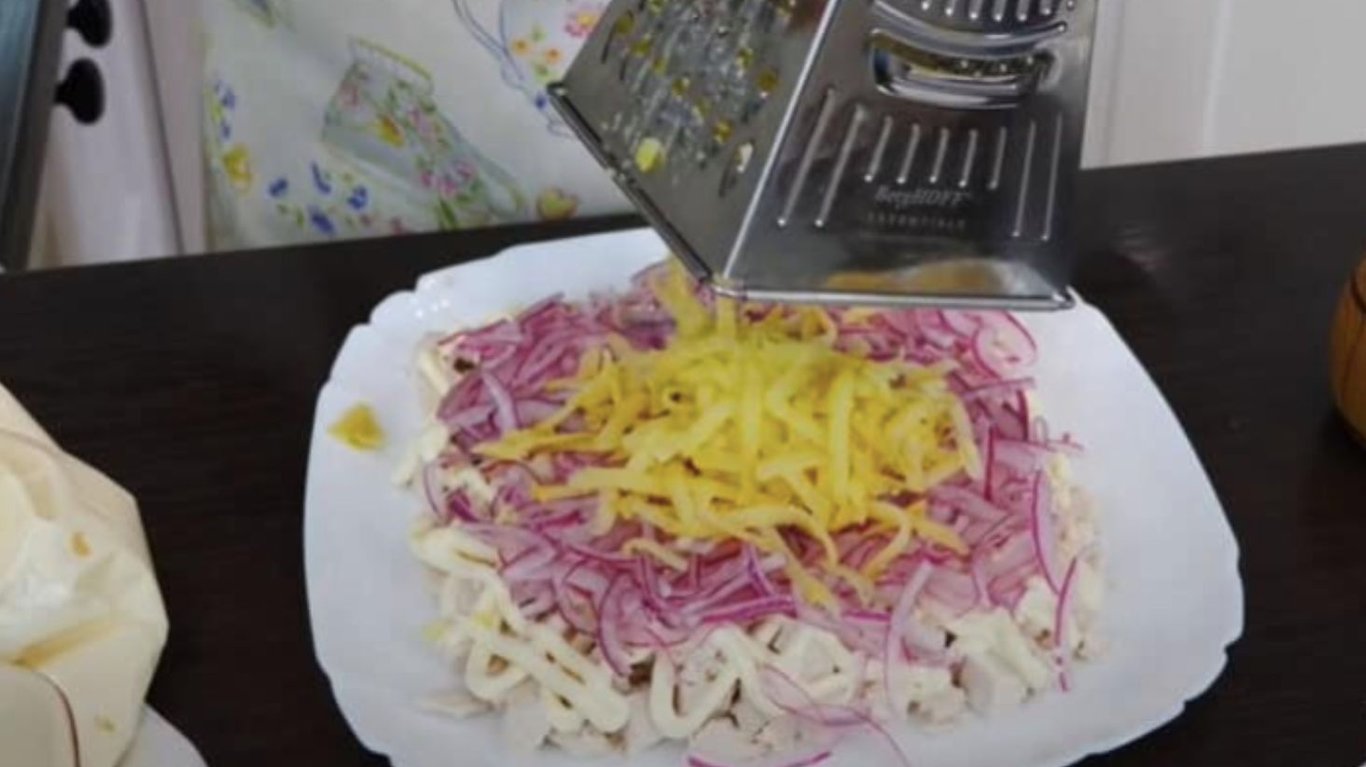 вкусный салат слоями с курицей и грибами