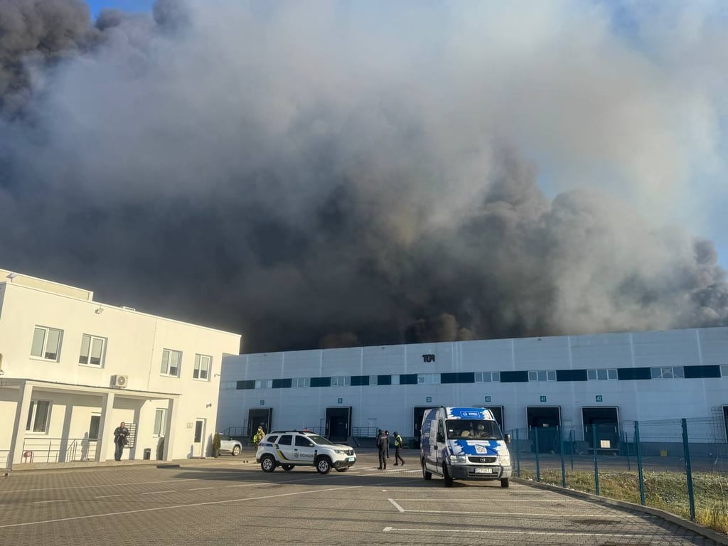 У Львові горить склад після російського обстрілу