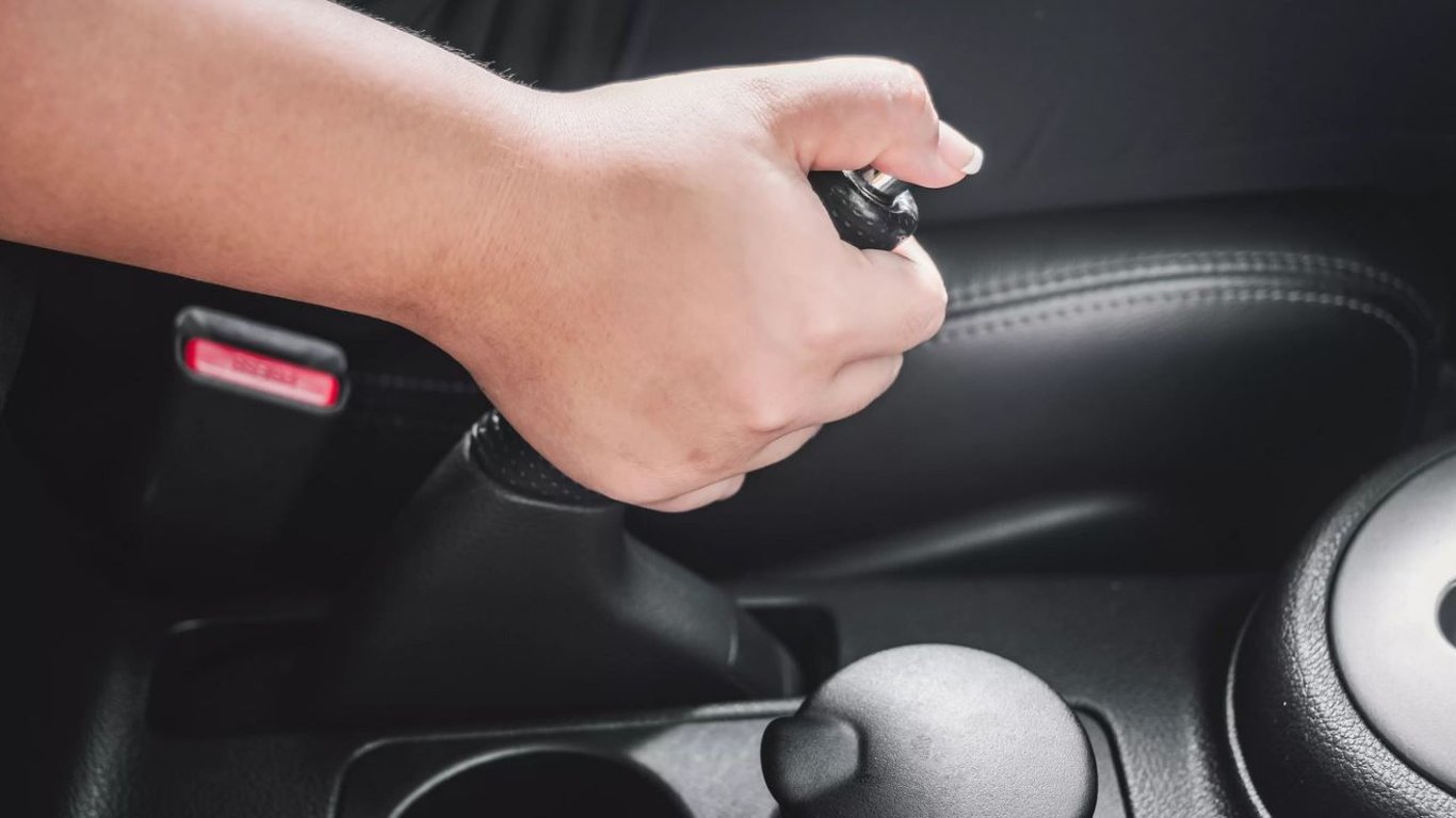 Ручной тормоз автомобиля: почему его заклинивает и как починить