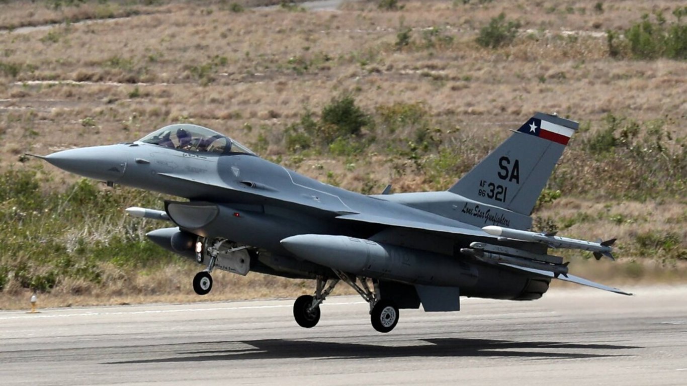 У Румунії розпочинають навчання українських пілотів на винищувачах F-16
