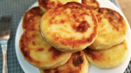 Рецепт сырников на завтрак за 5 минут — получаются всегда - 285x160