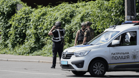 На Закарпатье произошла стрельба возле ТЦК во время штурма здания - 285x160