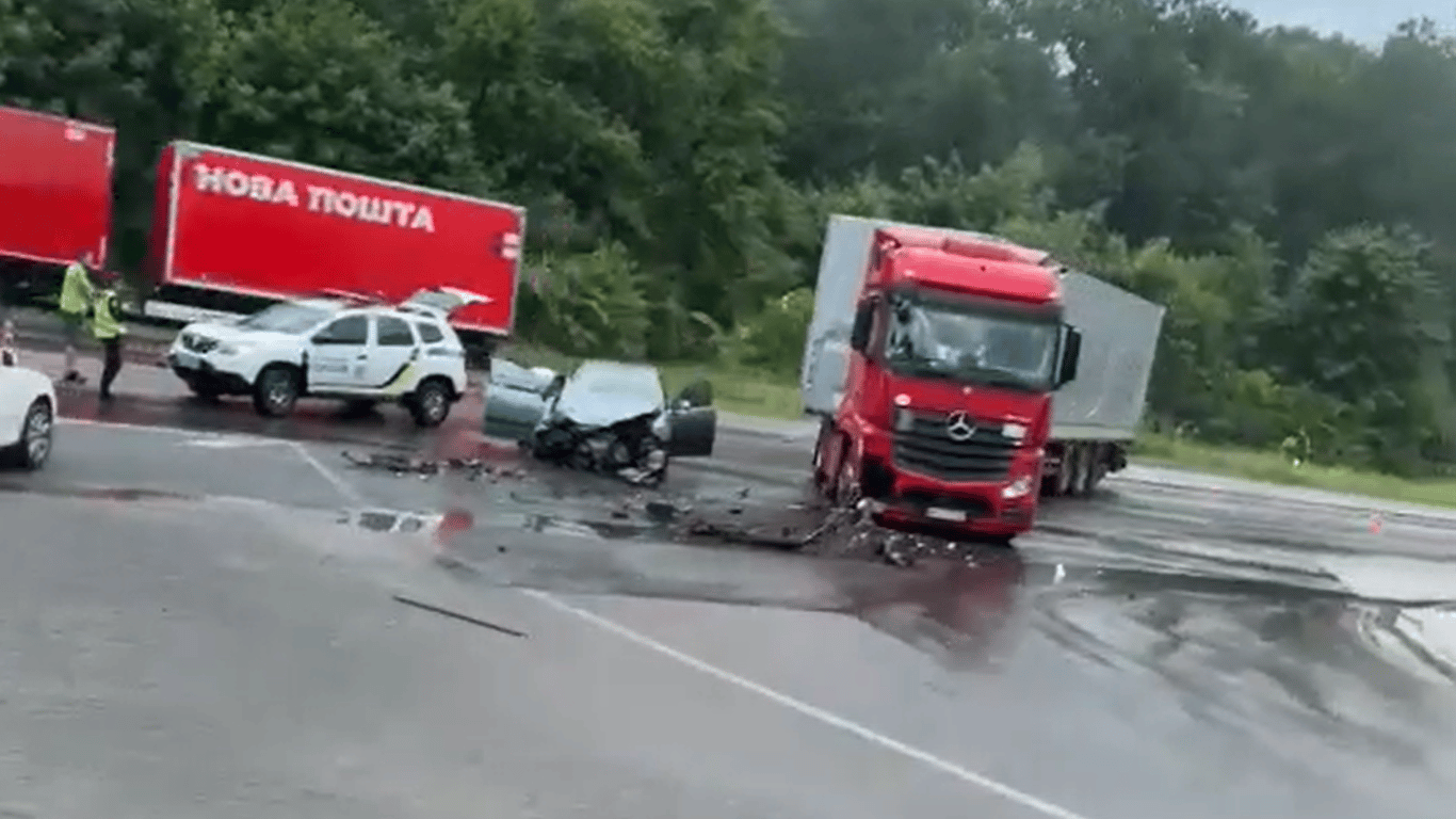 Во Львовской области женщина погибла в результате ДТП с участием легкового  авто и грузовика. Читайте на UKR.NET