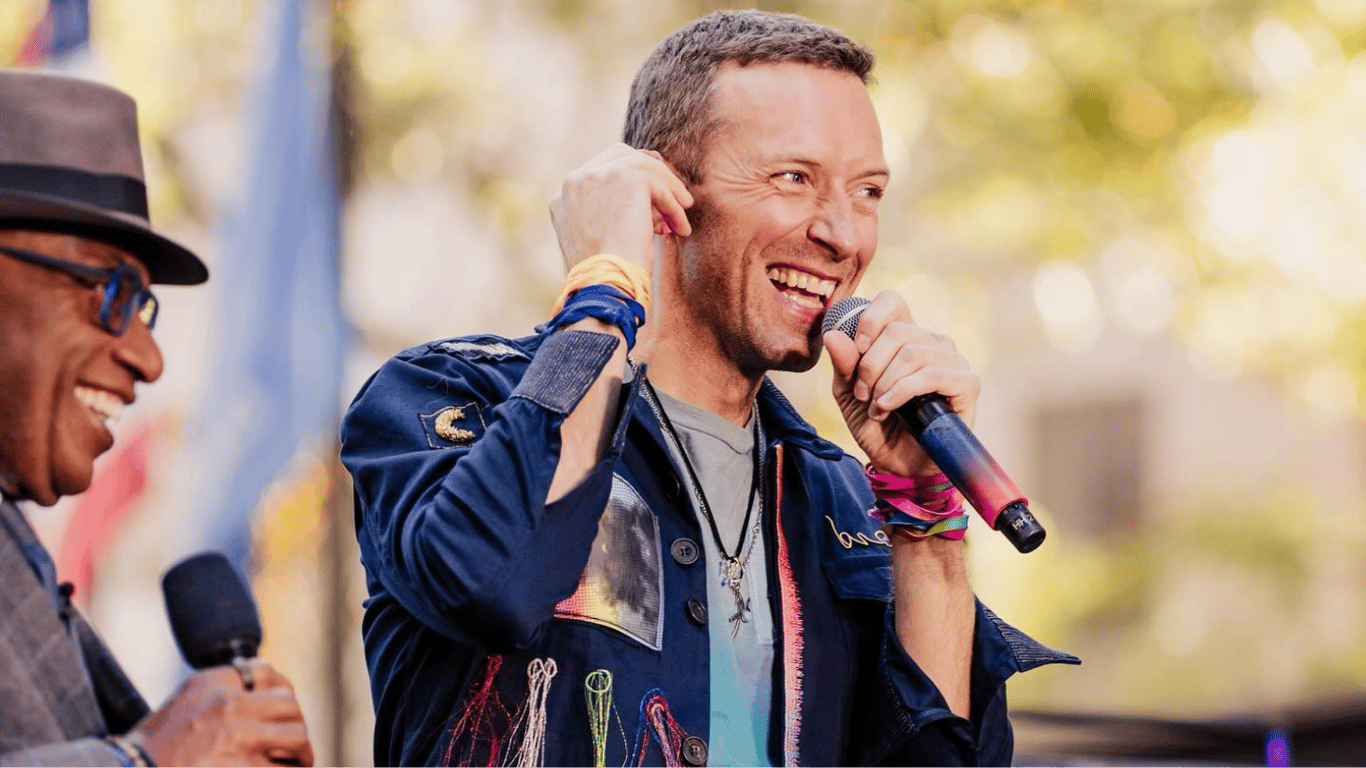 Соліст Coldplay Кріс Мартін провалився під сцену на концерті —  відео