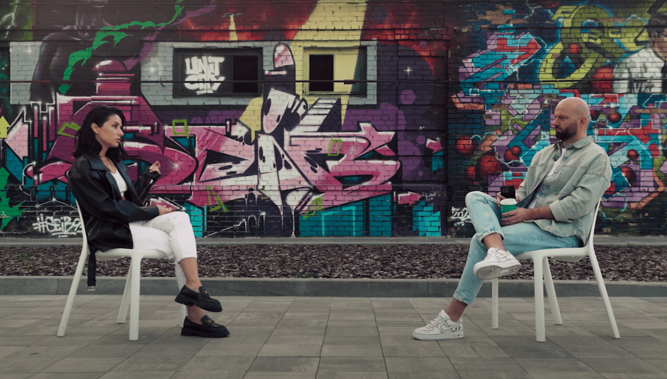 Злата Огневич во время интервью Славе Демину