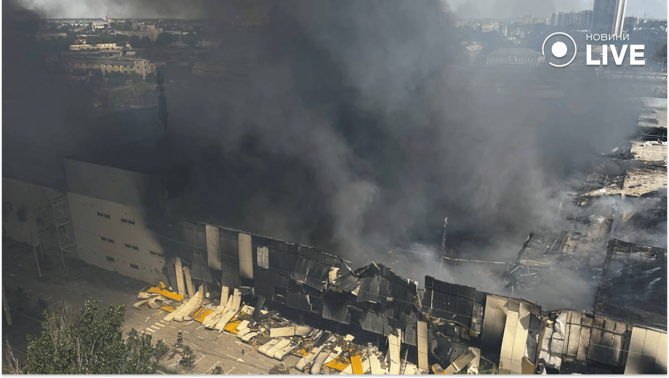 Наслідки влучання у продовольчі склади 24 червня. Фото: Новини.LIVE/ Анастасія Рвачова 