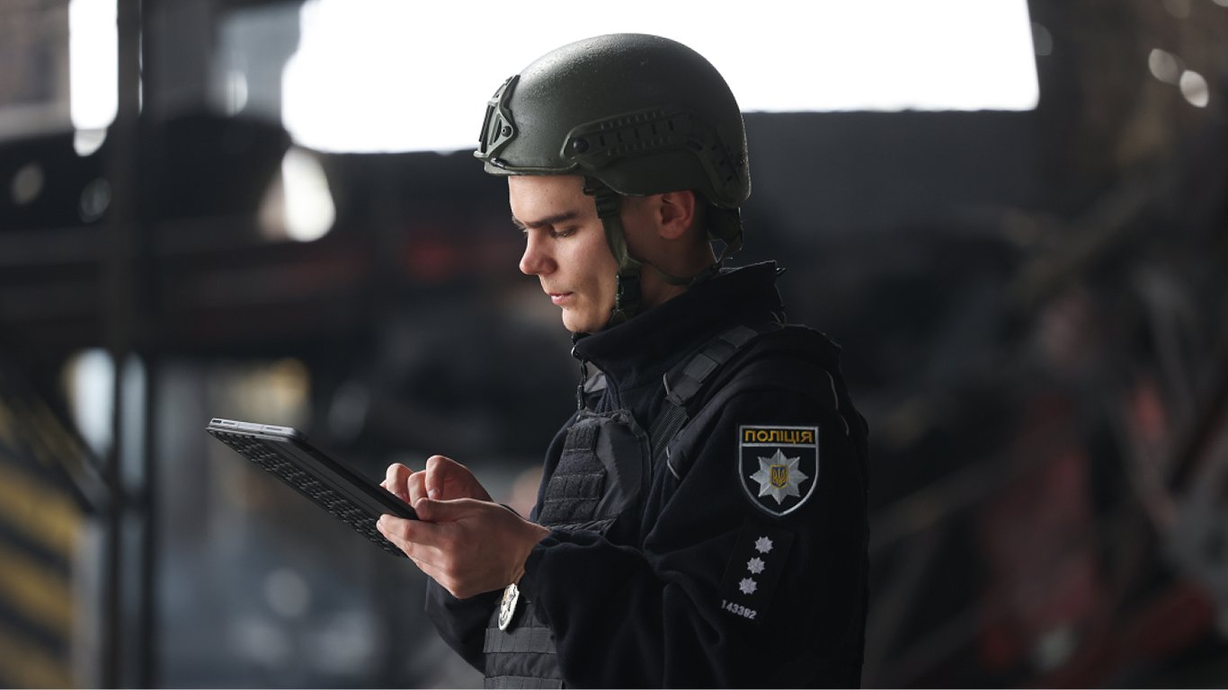 У Києві перевіряють поліцейського, що штовхнув велосипедиста під авто