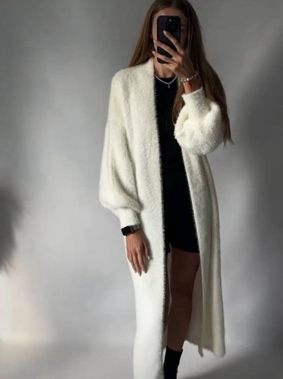 Кардиган можна сміливо носити з сукнею