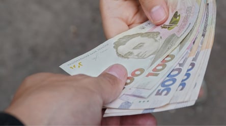 Повышение соцвыплат в Украине — кто получит 7,8 тыс. грн в мае - 290x166