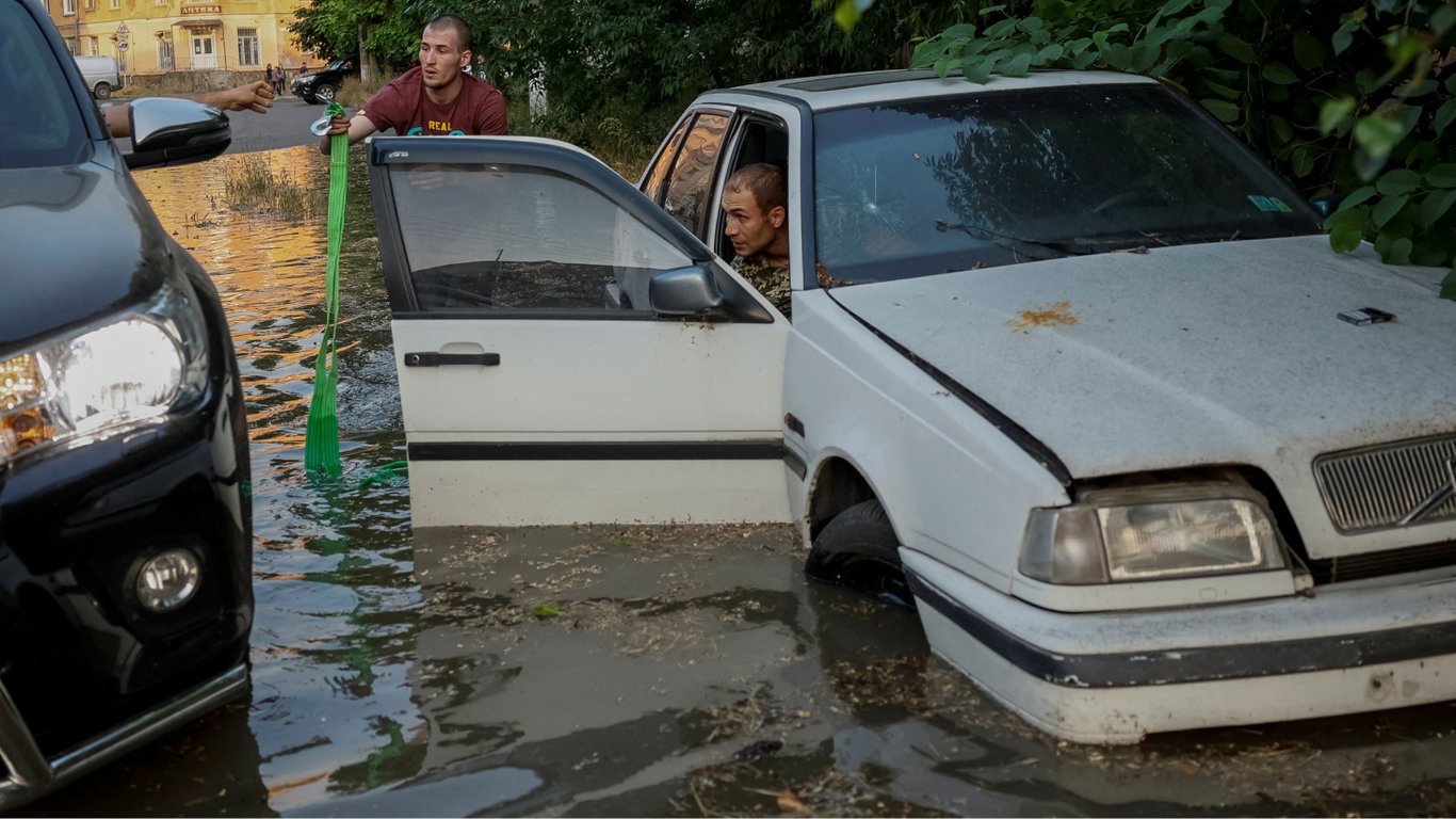 У Херсоні продовжує прибувати вода