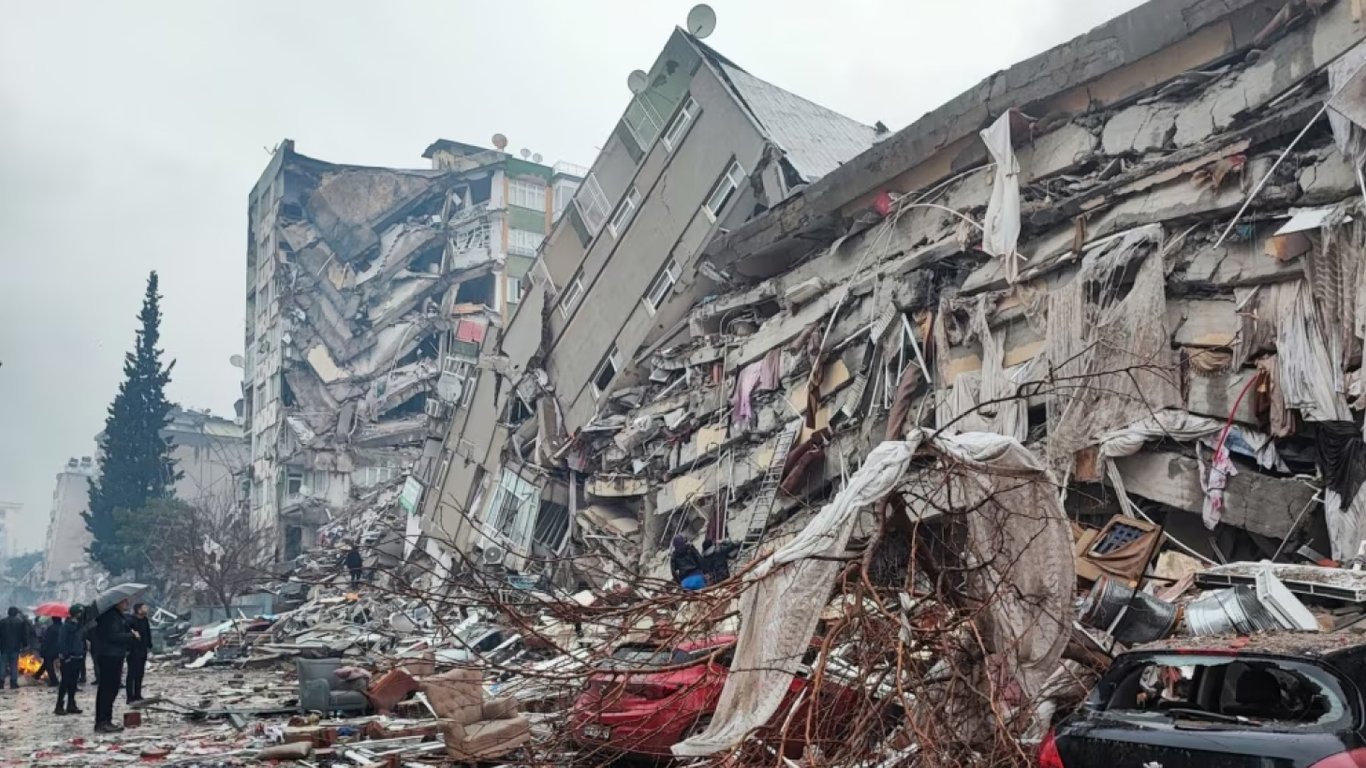 От землетрясений в Турции и Сирии погибли более 20 тысяч человек