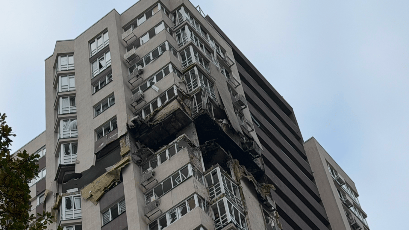 Пряме влучання дрона в будинок: фото зі Святошинського району