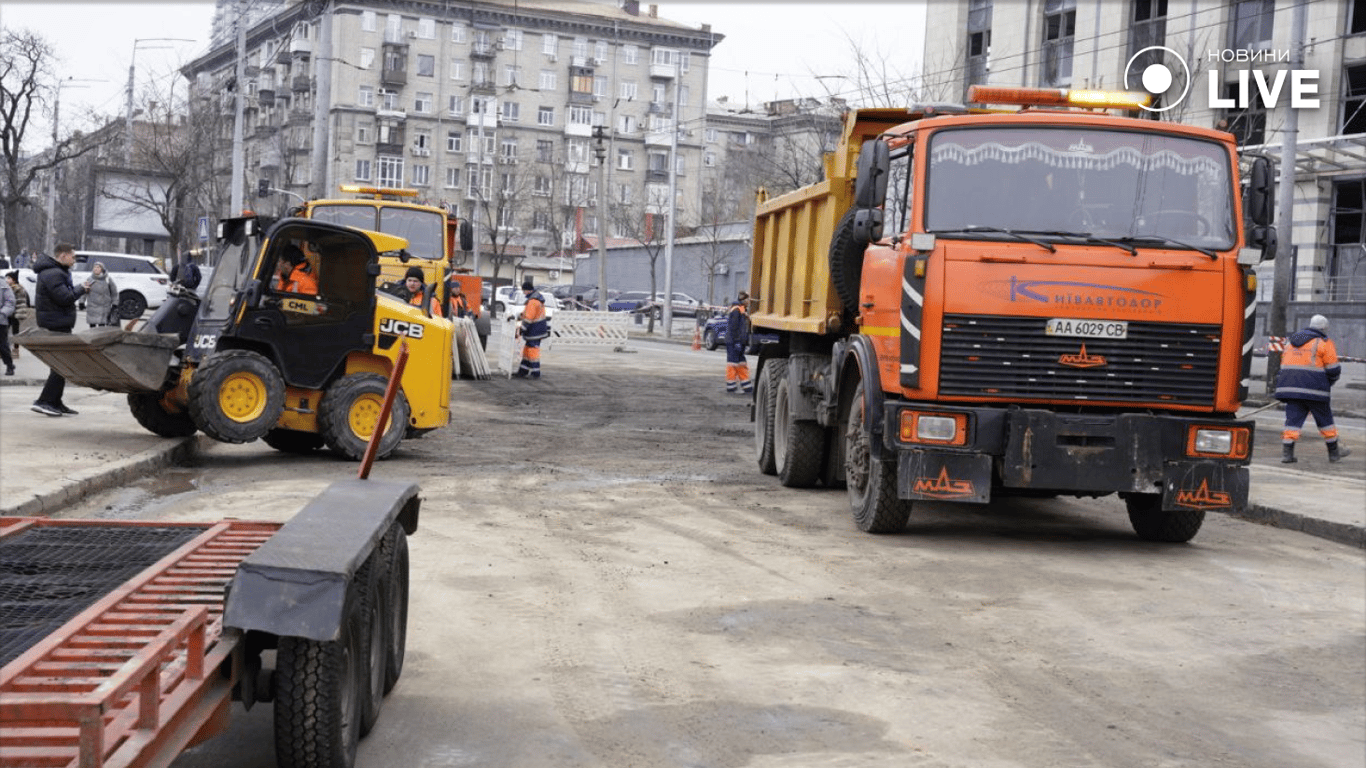 Комунальники прибирають наслідки обстрілу у Києві