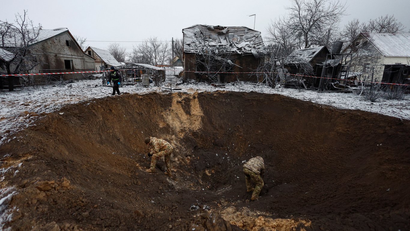 Воронка глубиной в несколько метров — последствия российской атаки на Киев