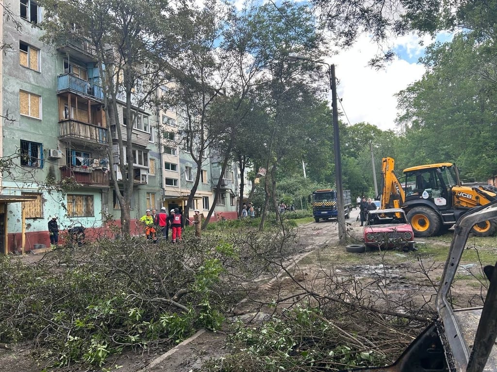 Двір у Олександрівському районі Запоріжжя, який постраждал внаслідок атаки 29 травня 2026 року
