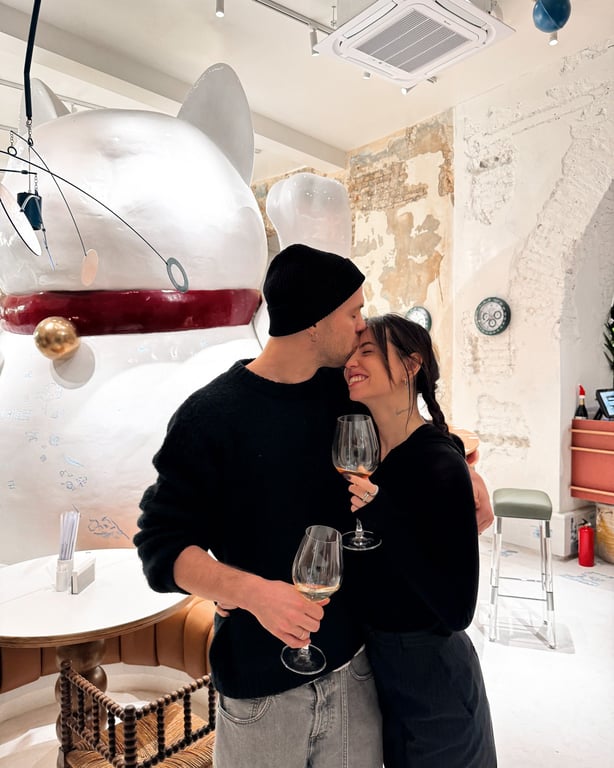 Міша Кацурін та Надя Дорофєєва у ресторані