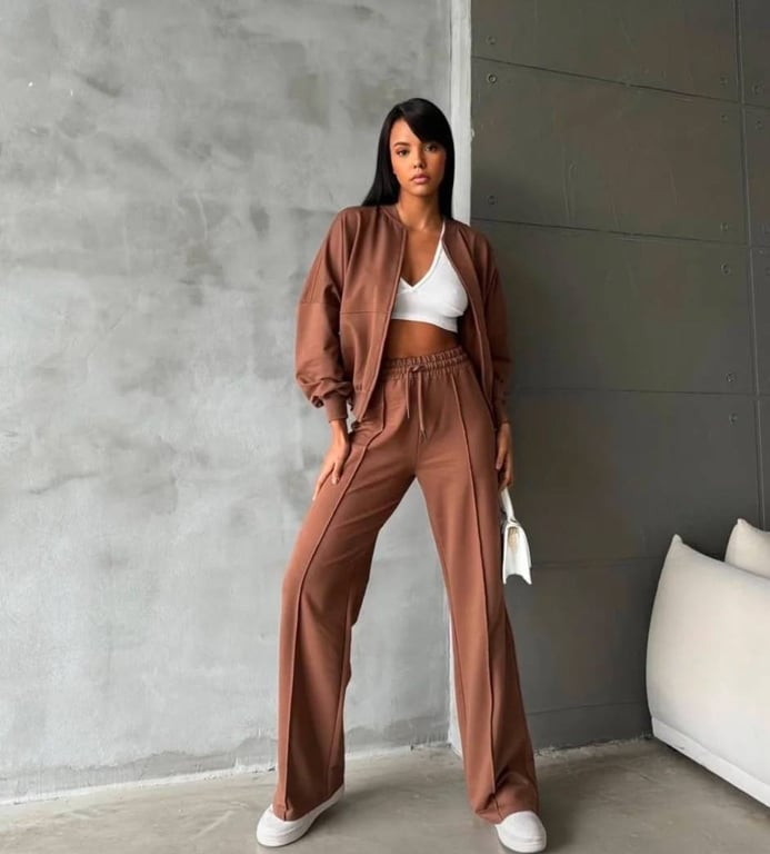 Костюм зі штанами-палаццо зараз в тренді