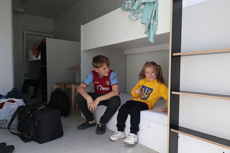 Діти в середені будиночка. Фото:ЛОВА