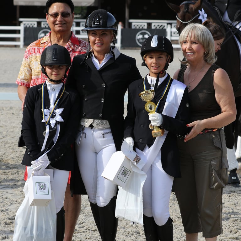 Камалия со своей семьей на Всеукраинских соревнованиях по выездке в Киеве