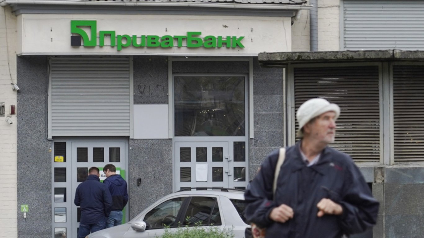 ПриватБанк выдает украинцам изношенную валюту — что делать клиентам