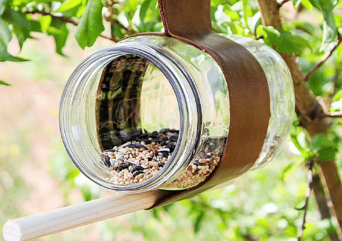 Кормушка из банки