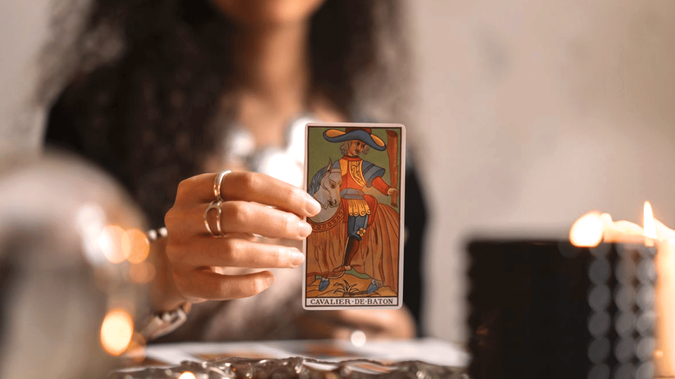 Таро-гороскоп любовный на неделю: каким знакам Зодиака повезет в любви