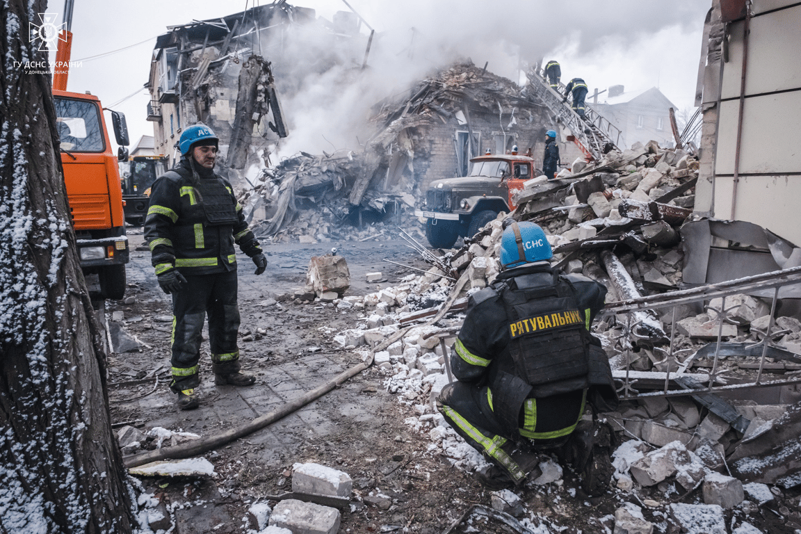 В Донецкой области достали тело еще одного погибшего — под завалами остаются люди
