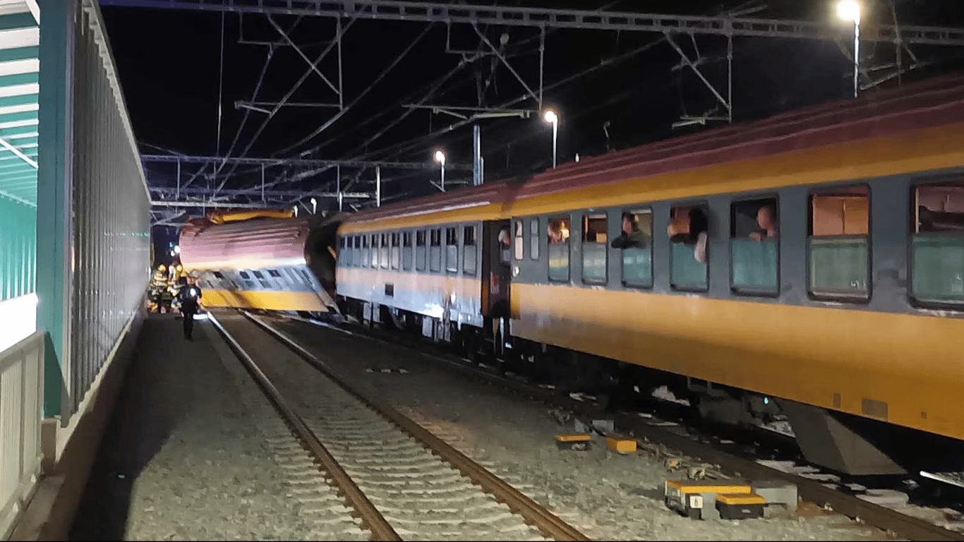 Катастрофа на залізниці у Чехії — зіткнення пасажирського та вантажного потягів