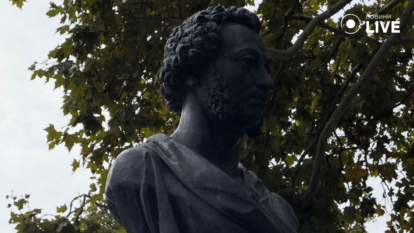 В Одеській міській раді пояснили чого не зносять Пушкіна