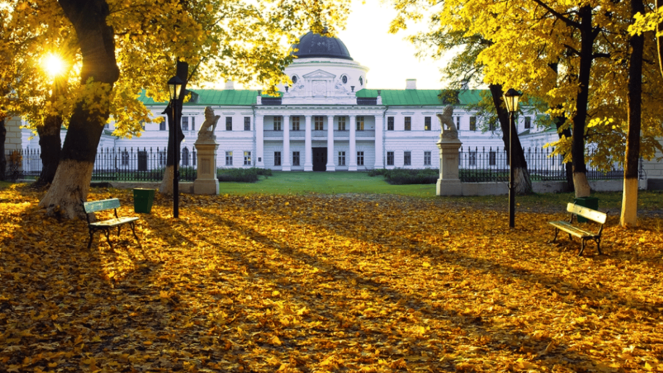 Турист раскрыл локацию, где в Украине можно переночевать во дворце (видео)