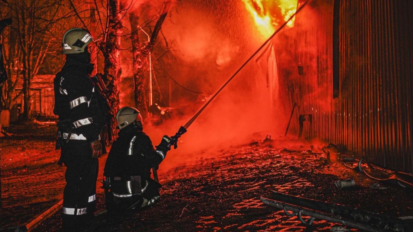 РФ нанесла удар по Чернигову: горят дома, есть пострадавшие