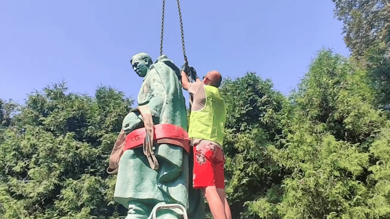 На Львівщині демонтували радянський пам'ятник "Воїн"