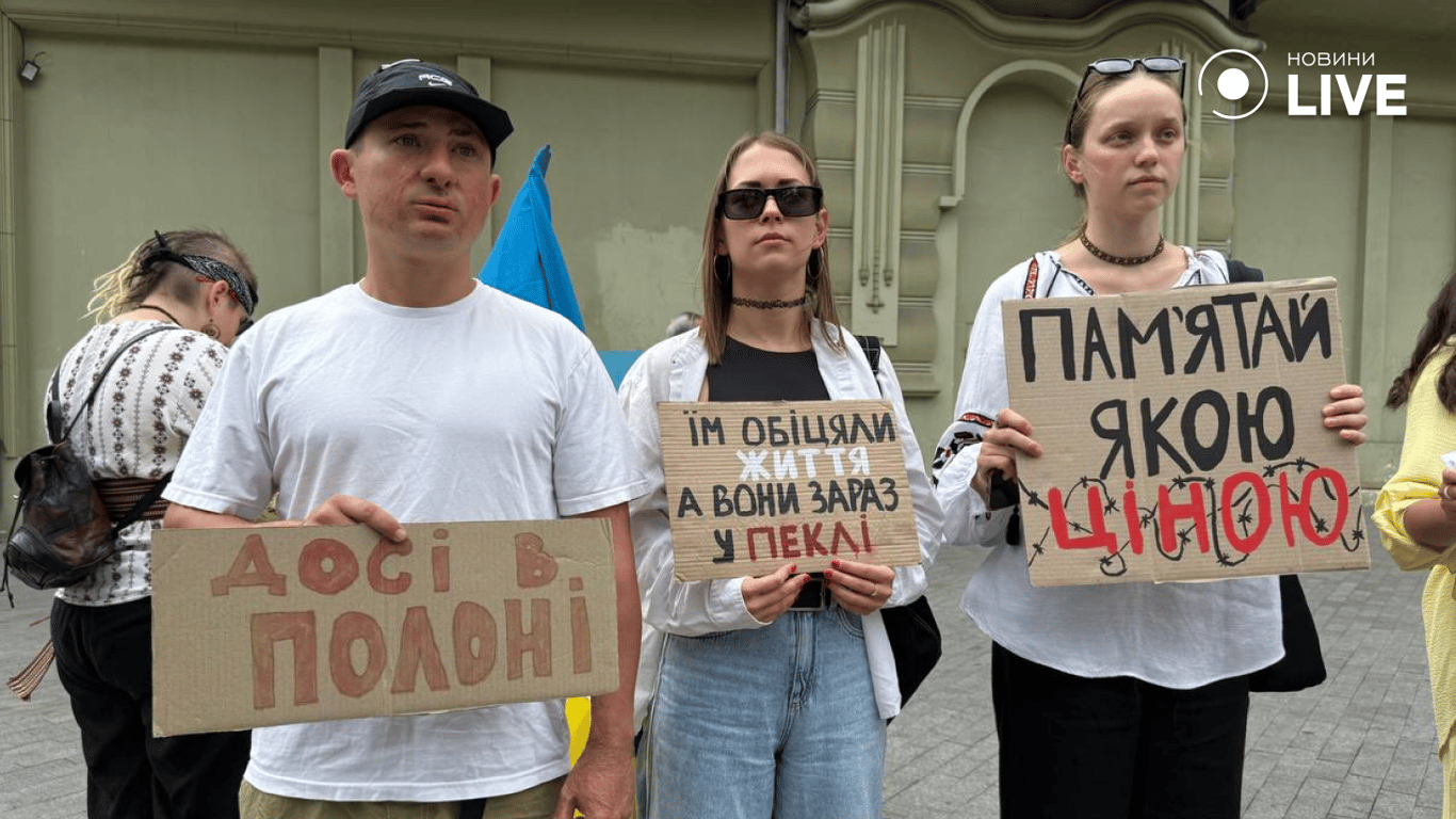 В Одесі на Дерибасівській пройшла акція Free Azov — фоторепортаж - фото 3